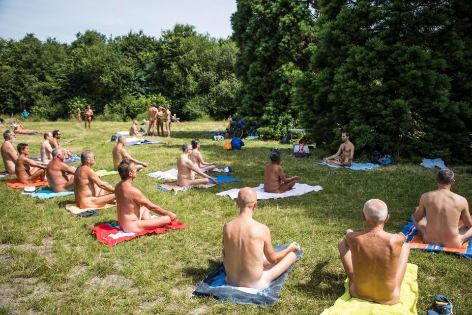 Hàng trăm người đồng loạt “thả rông” giữa công viên - 1 Những người tham gia lớp học yoga khỏa thân ngoài trời
