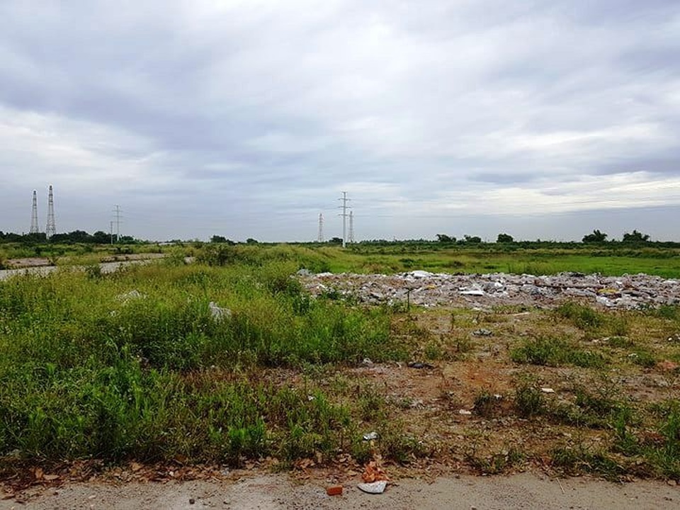 Hơn 20ha “đất vàng” bỏ hoang giữa thành phố Ninh Bình - 8 Nhiều nơi trong khu đất vàng bị biến thành bãi chứa rác thải, chất thải xây dựng đổ vương vãi khắp nơi.