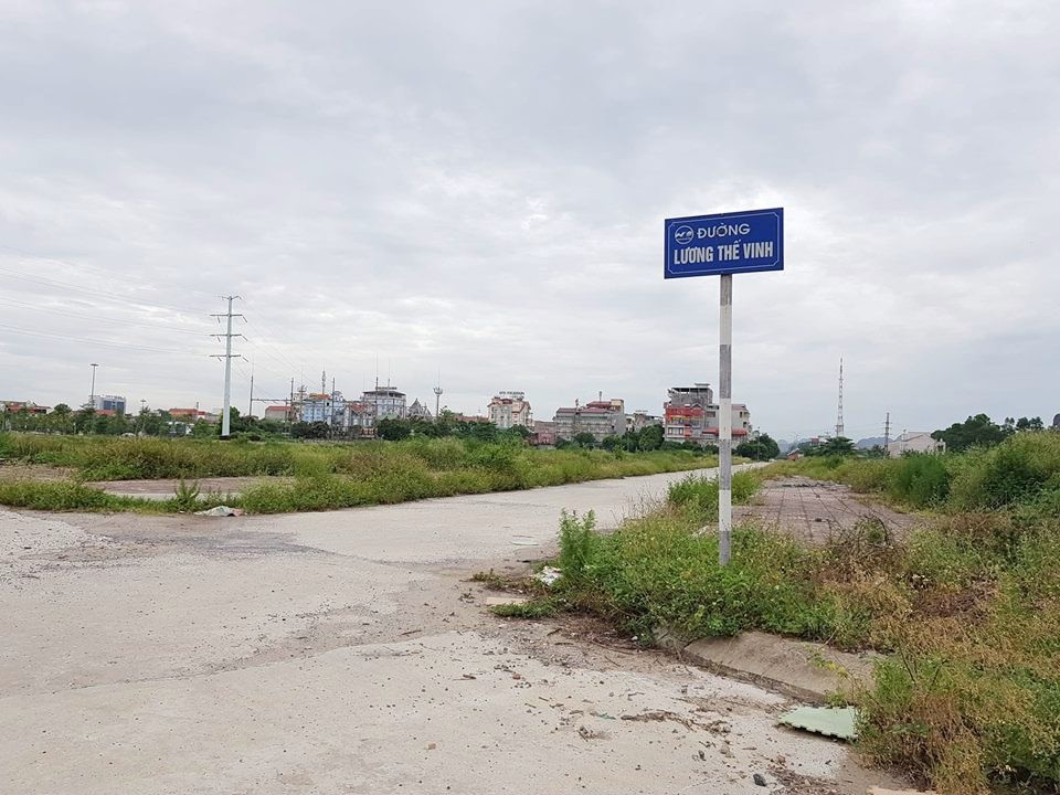 Hơn 20ha “đất vàng” bỏ hoang giữa thành phố Ninh Bình - 2 Hệ thống đường giao thông, tên đường, vỉa hè, cống thoát nước được đầu tư hiện đại, rộng rãi xong từ lâu nhưng thành phố Ninh Bình vẫn chưa thể đấu giá bán khu đất vàng.