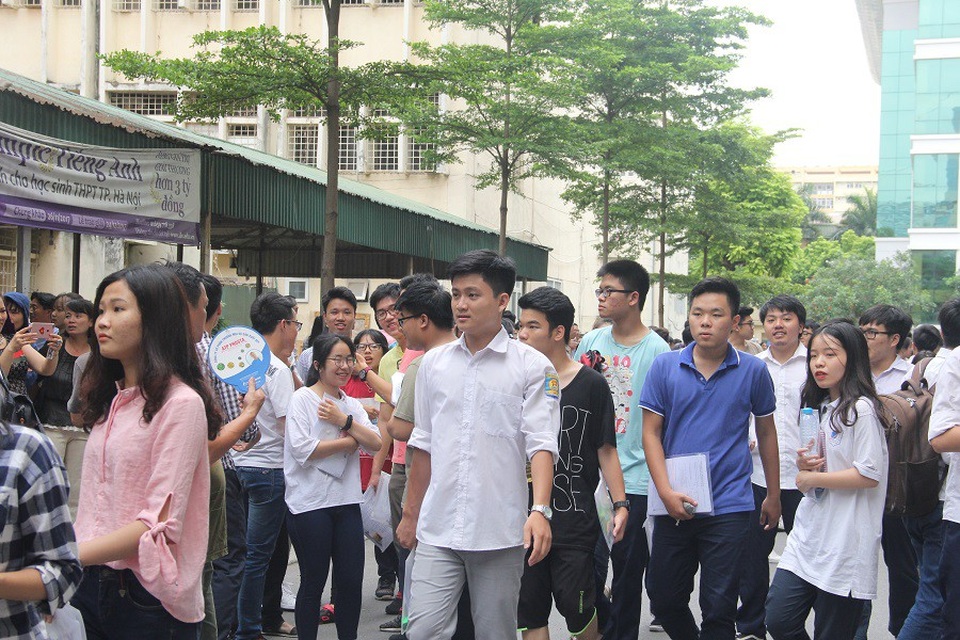 Thí sinh đánh giá đề Lý, Hóa có tính phân loại cao, đề Sinh dài - 14 Thí sinh Hà Nội sau buổi thi sáng nay. (Ảnh: Lệ Thu)