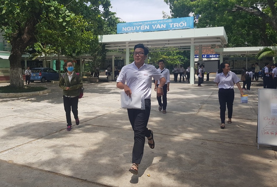 Thí sinh đánh giá đề Lý, Hóa có tính phân loại cao, đề Sinh dài - 26 Thí sinh Nha Trang (Khánh Hòa) ra về sau tổ hợp KHTN vào trưa 26/6 (Ảnh: Viết Hảo)