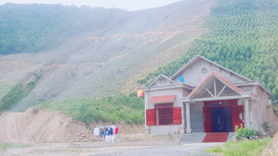 Tan hoang những cánh rừng phòng hộ... không còn cây! - 6 Dưới chân những ngọn đồi trọc người dân vẫn dựng nhà sinh sống