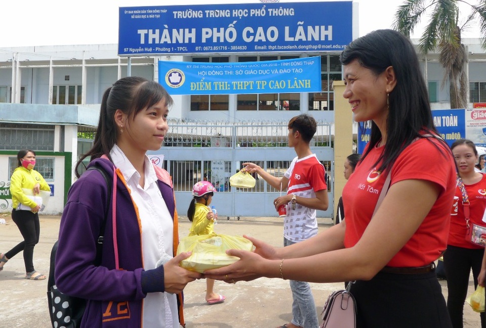 Cô giáo một chân cùng học trò nấu 700 suất cơm phục vụ sĩ tử - 4 Cô giáo Minh Tâm trao suất cơm đến các sĩ tử tham gia thi ở điểm thi trường THPT TP Cao Lãnh