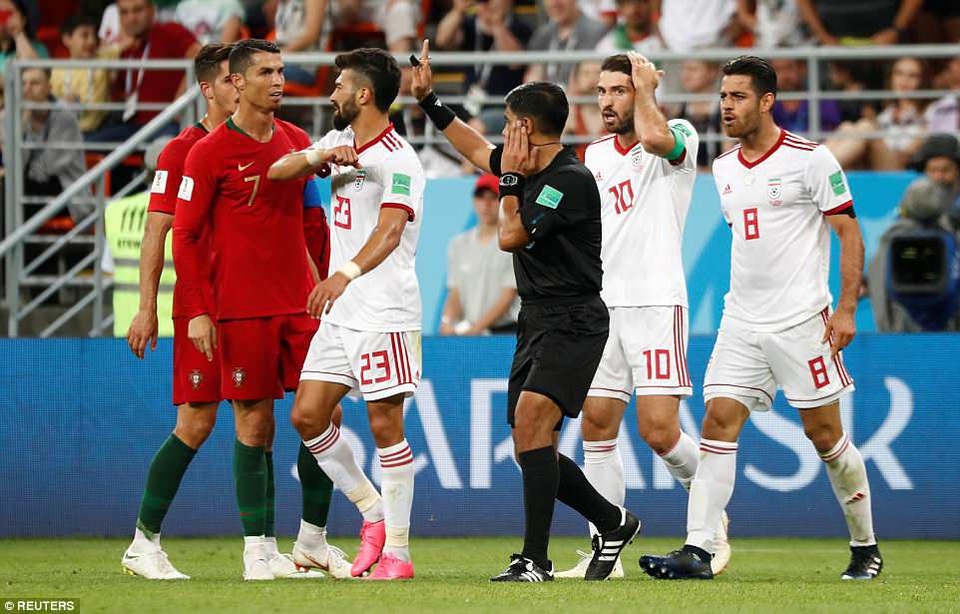 Trọng tài Việt Nam khẳng định C.Ronaldo xứng đáng nhận thẻ đỏ - 1
C.Ronaldo đã có hành động chơi xấu với cầu thủ Iran