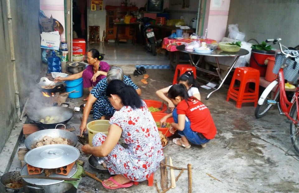 Cô giáo một chân cùng học trò nấu 700 suất cơm phục vụ sĩ tử - 1 Biết chương trình hỗ trợ thí sinh của cô giáo Minh Tâm, nhiều người dân ở xóm đến phụ cô Tâm nổi lửa nấu cơm
