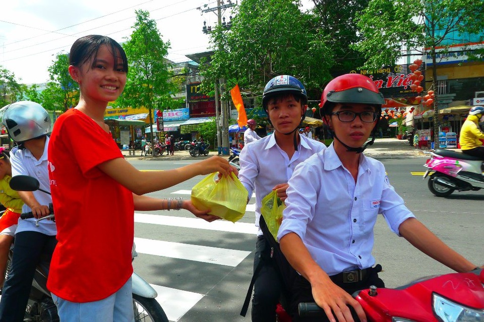 Cô giáo một chân cùng học trò nấu 700 suất cơm phục vụ sĩ tử - 3 Em Võ Thị Nhựt Băng cùng các bạn rất vui khi được cùng cô giáo Minh Tâm trao những suất cơm đến các sĩ tử