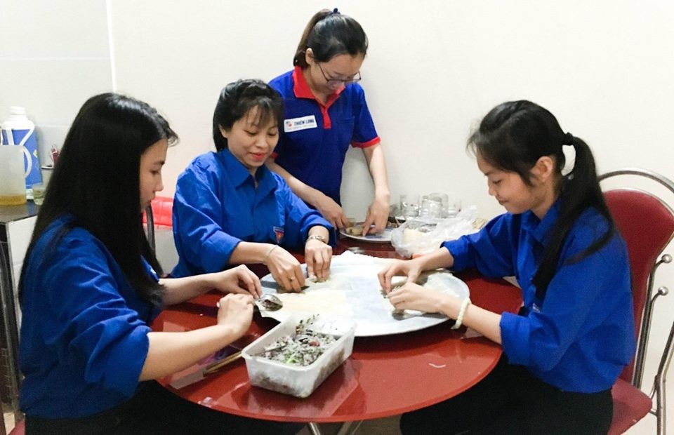 Những hành động làm “ấm lòng” sĩ tử - 7
Chuẩn bị món ăn cho các thí sinh và phụ huynh.