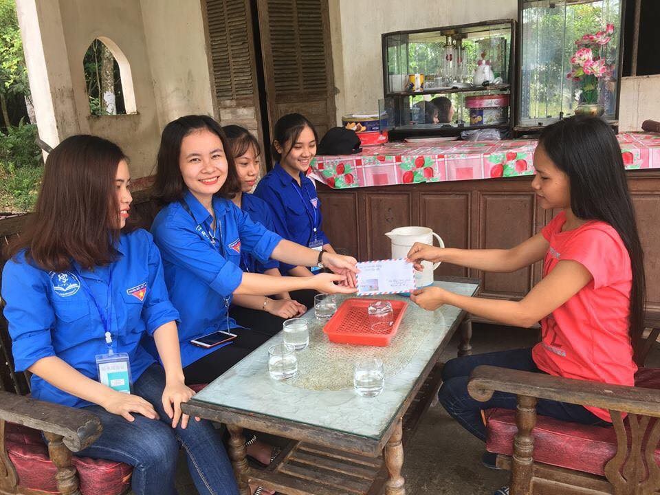 Những hành động làm “ấm lòng” sĩ tử - 4
Em Nguyễn Thị Hằng đang là sinh viên năm 4, ngành Giáo dục Mầm non của trường Đại học Hà Tĩnh năm nào cũng tham gia tình nguyện, tiếp sức mùa thi. Năm nay, em cùng nhiều bạn đã thành lập các nhóm để khảo sát các thí sinh có hoàn cảnh khó khăn. Sau đó kêu gọi các nhà hảo tâm để dành những phần quà hỗ trợ, động viên các em trước khi bước vào ngày thi.“Chúng em đã trao được 7 suất quà, mỗi suất 400.000 đồng cho các thí sinh có hoàn cảnh khó khăn ở huyện Can Lộc”, em Hằng cho biết.