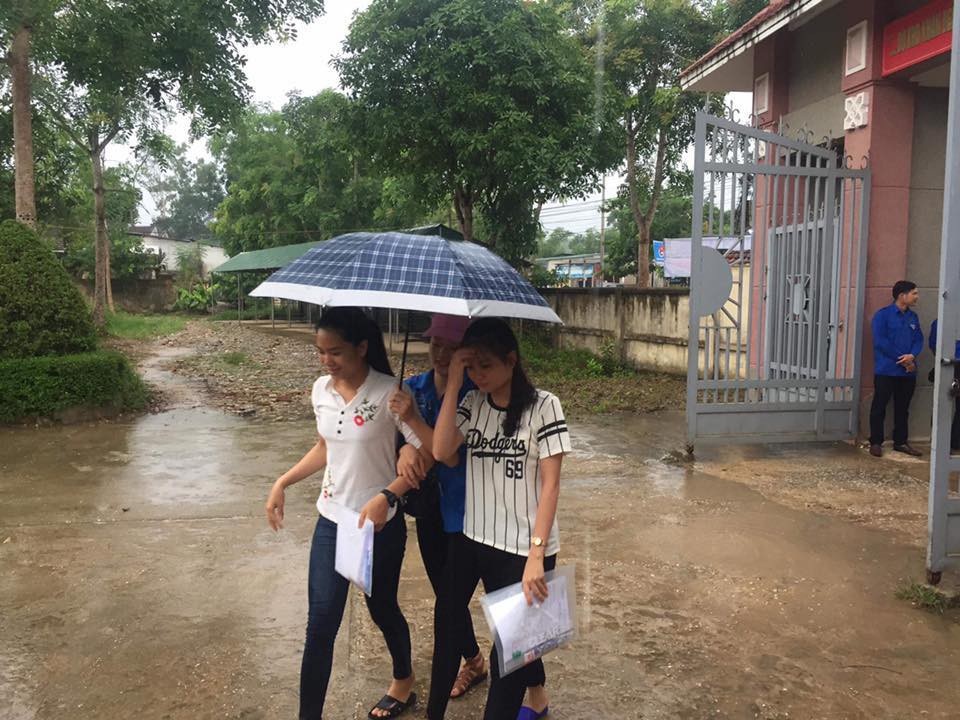 Những hành động làm “ấm lòng” sĩ tử - 10 Hay che mưa cho các thí sinh để các em không bị ướt. Những hành động, việc làm ấy thật đẹp đẽ, nhân văn...