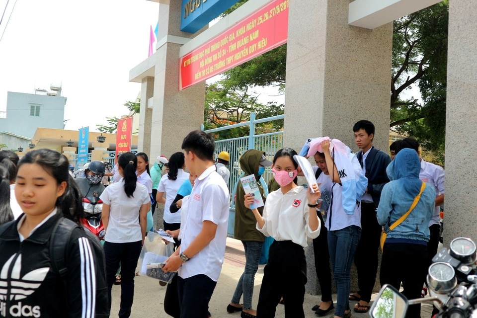 Thí sinh đánh giá đề Lý, Hóa có tính phân loại cao, đề Sinh dài - 1
Các thí sinh ở Quảng Nam cho rằng, đề thi môn Hóa có tính phân loại cao. (Ảnh: Công Bính)
