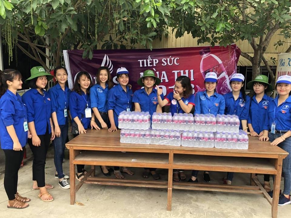 Những hành động làm “ấm lòng” sĩ tử - 1 Trong những ngày diễn ra kỳ thi THPT quốc gia 2018 này ở bất cứ điểm thi nào người ta cũng có thể bắt gặp những chàng trai, cô gái trẻ trung, năng động khoác lên mình chiếc áo màu xanh tình nguyện.