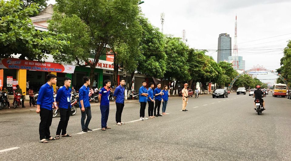 Những hành động làm “ấm lòng” sĩ tử - 5
Các bạn tình nguyện hỗ trợ các lực lượng chức năng tạo thành một hàng rào để phân luồng giao thông, đảm bảo an toàn cho các thí sinh đến dự thi