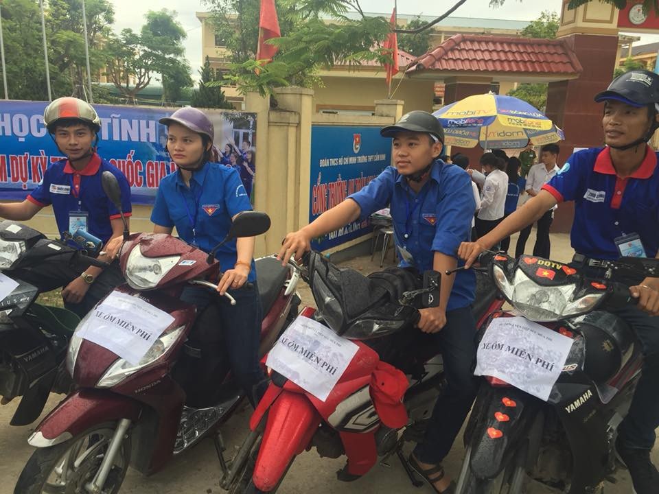 Những hành động làm “ấm lòng” sĩ tử - 6
Những chiếc xe ôm miễn phí