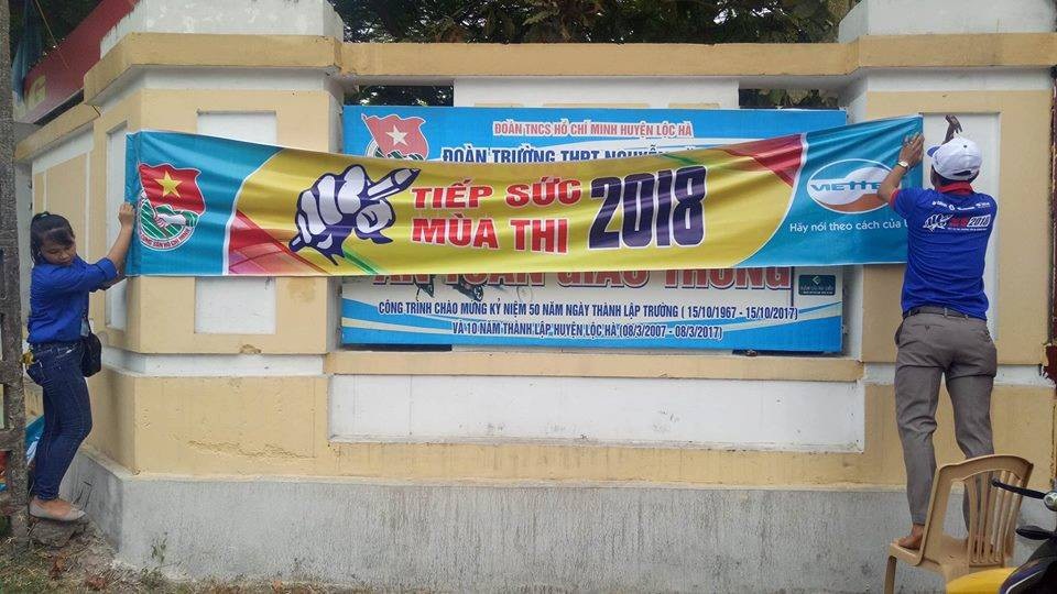 Những hành động làm “ấm lòng” sĩ tử - 2 Năm nay, để chuẩn bị cho Kỳ thi THPT quốc gia năm 2018, tỉnh Hà Tĩnh đã huy động gần 1.300 đoàn viên, sinh viên để hỗ trợ, “tiếp sức” cho các sĩ tử.