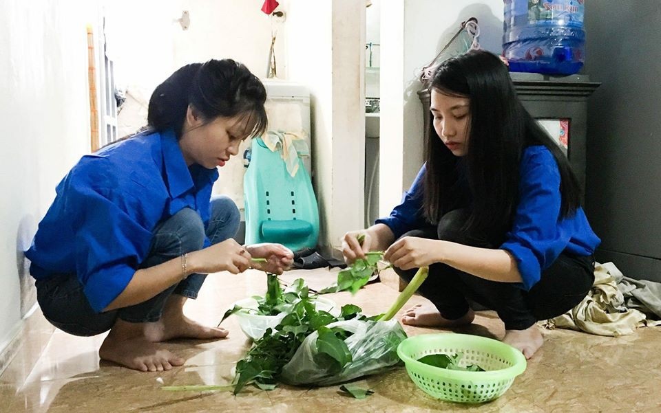 Những hành động làm “ấm lòng” sĩ tử - 3
Các tình nguyện viên chuẩn bị từng món ăn cho các sĩ tử, phụ huynh.