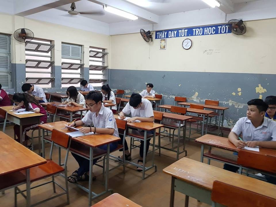 TPHCM: Điện thoại đổ chuông trong giờ làm bài, thí sinh bị đình chỉ - 1 Thí sinh tại điểm thi Trường THPT Hàn Thuyên, Phú Nhận, TPHCM trước giờ làm bài