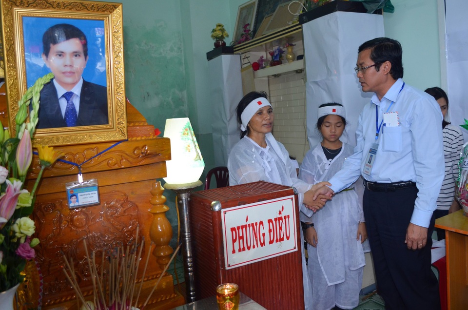 Thứ trưởng Bộ Giáo dục viếng thầy giáo coi thi đột tử tại Cà Mau - 1
Thứ trưởng Bộ GD&ĐT Nguyễn Văn Phúc chia buồn cùng gia đình thầy giáo Tuấn