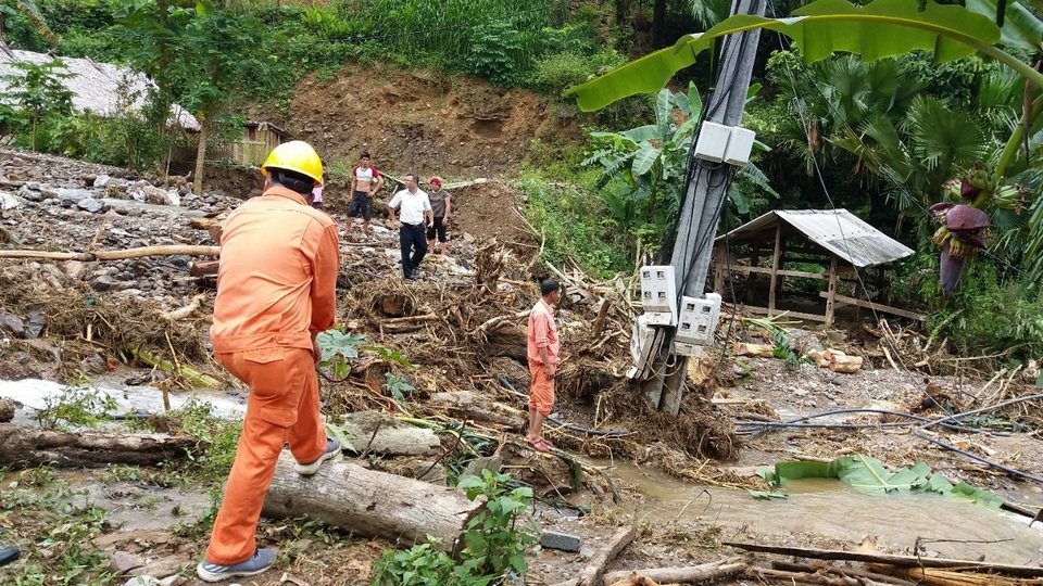 Khẩn trương khắc phục sự cố lưới điện sau mưa lũ tại miền Bắc - 2
Cán bộ, nhân viên EVNNPC khắc phục hậu quả mưa lũ