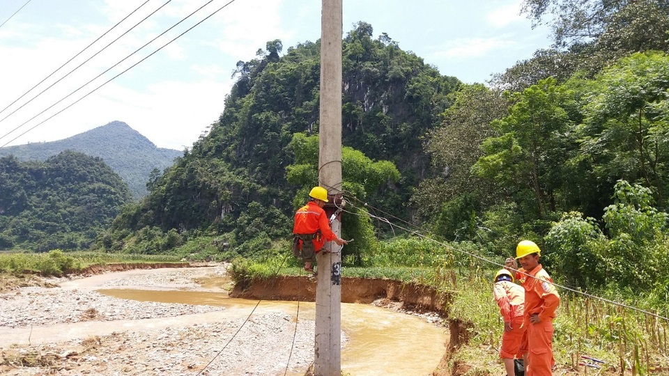 Khẩn trương khắc phục sự cố lưới điện sau mưa lũ tại miền Bắc - 3 Khẩn trương khắc phục sự cố lưới điện sau mưa lũ tại miền Bắc - 3