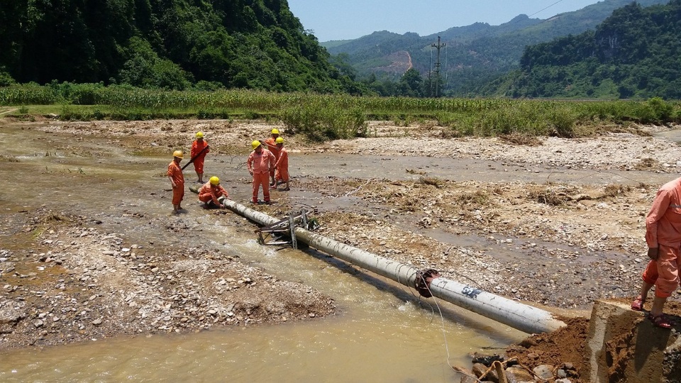 Khẩn trương khắc phục sự cố lưới điện sau mưa lũ tại miền Bắc - 5 Khẩn trương khắc phục sự cố lưới điện sau mưa lũ tại miền Bắc - 5