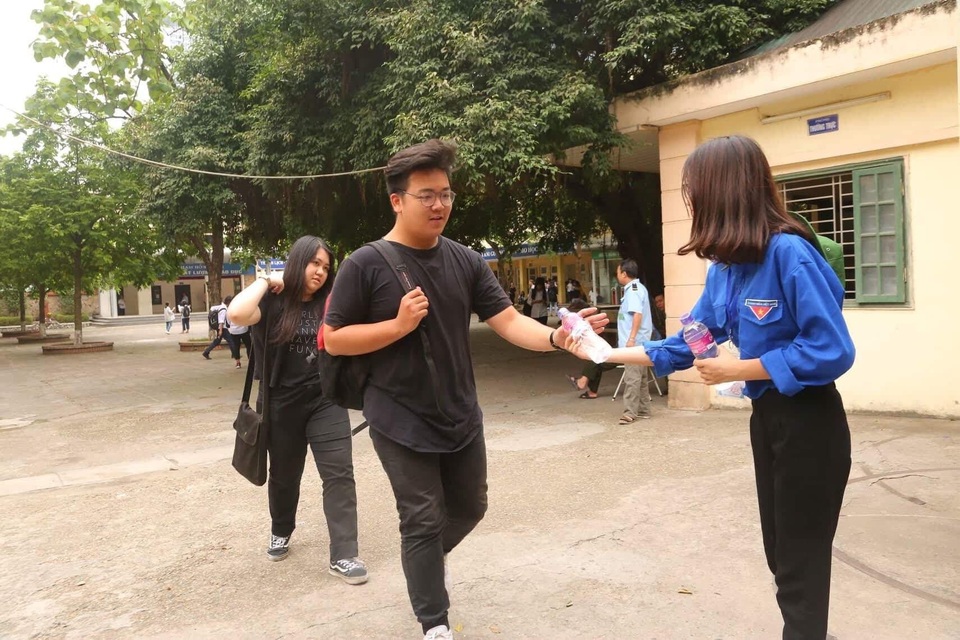 Đề Ngoại ngữ có độ phân hóa cao, thí sinh làm được khoảng 60% - 2
Thí sinh Hà Nội ra về sau buổi thi Ngoại ngữ. (Ảnh: Mai Châm)