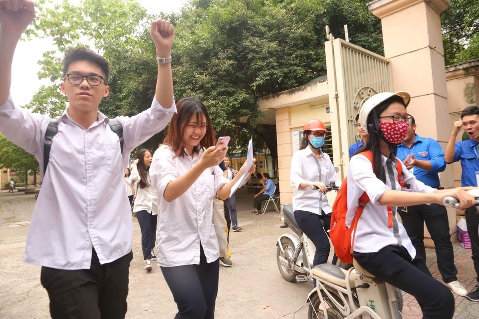 Đề Ngoại ngữ có độ phân hóa cao, thí sinh làm được khoảng 60% - 4 Nhiều thí sinh Hà Nội vui vẻ vì đề Ngoại ngữ dễ thở. (Ảnh: Mai Châm)