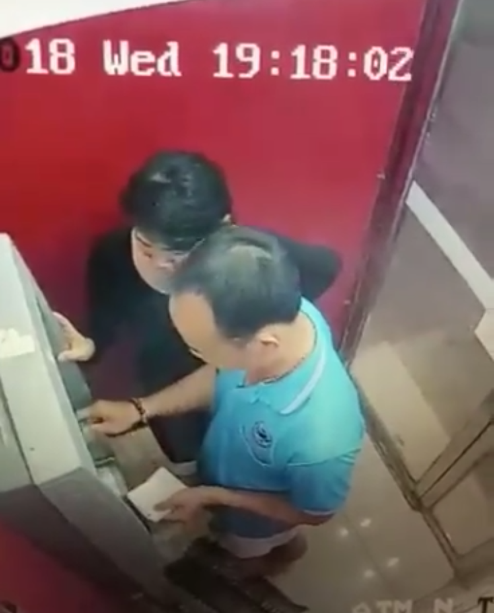 Hai người rút trộm tiền trong thẻ ATM đã trả lại tiền cho khổ chủ - 1 Hai người rút trộm sạch tiền sau khi nhặt được thẻ ATM có ghi sẵn mật khẩu của khổ chủ (ảnh trích xuất camera đặt tại cây ATM của Ngân hàng)