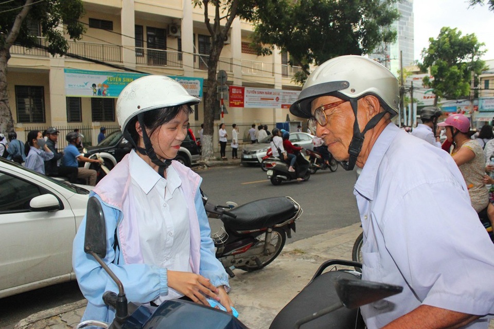 Xúc động cụ ông 80 tuổi đưa đón cháu gái đi thi - 2 Ông nội cảm thấy hạnh phúc khi cháu gái tan trường thi với vẻ mặt tươi tắn