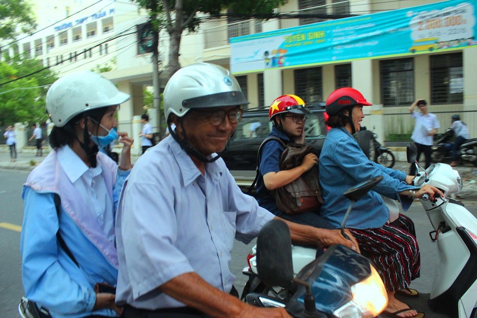 Xúc động cụ ông 80 tuổi đưa đón cháu gái đi thi - 3 Ông đưa đón cháu đi thi mỗi ngày