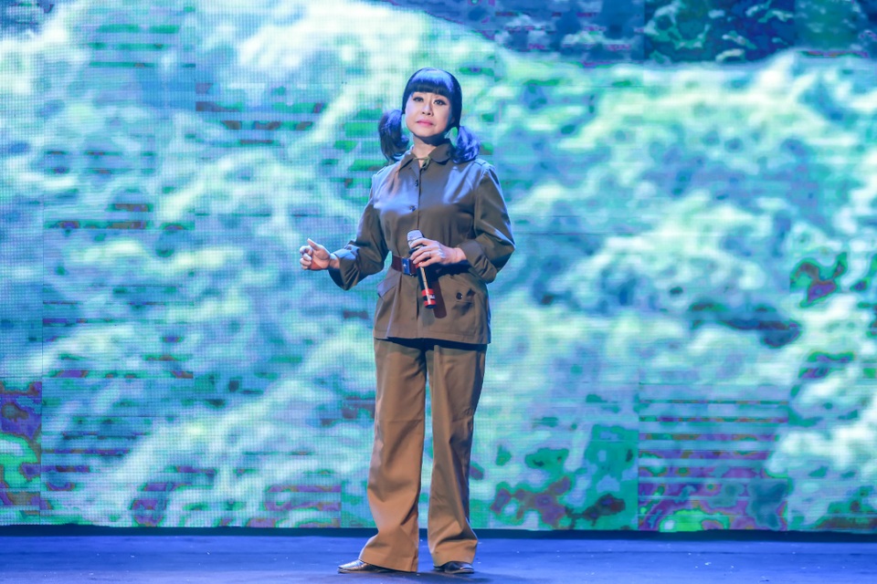 NSƯT Hồng Liên không ít lần nghẹn ngào khi hát về đời và nghề - 1 NSƯT Hồng Liên không ít lần nghẹn ngào khi hát về đời và nghề - 1