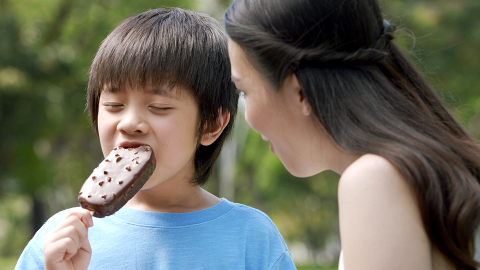 Xem World Cup, thưởng thức kem ngon từ sữa tươi nguyên chất - 4
Đối với dòng kem TH true ICE CREAM công thức TOPKID, mỗi cây kem còn được bổ sung các vitamin và khoáng chất giúp tăng cường hệ miễn dịch cho cơ thể, tốt cho sự phát triển của não bộ, xương của trẻ em…