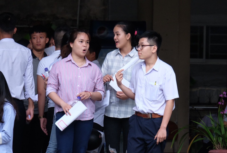 Đề Ngoại ngữ có độ phân hóa cao, thí sinh làm được khoảng 60% - 26
các thí sinh tại Đà Nẵng đánh giá đề thi Ngoại ngữ năm nay khó hơn hẳn mọi năm