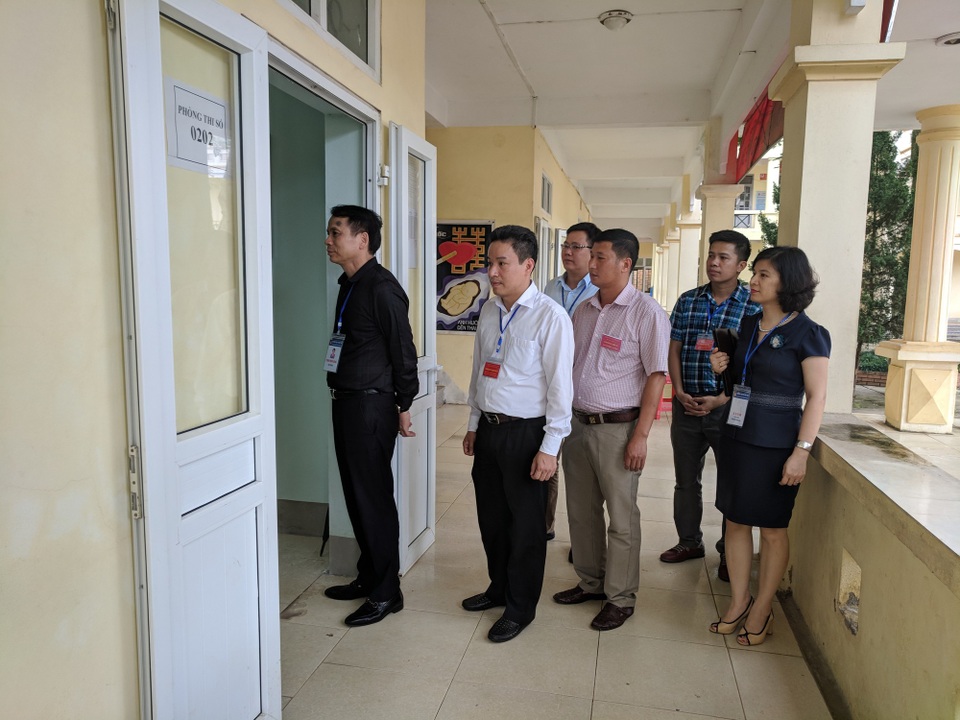 Thứ trưởng Phạm Mạnh Hùng: Đảm bảo mọi quyền lợi cho thí sinh trong trận lũ - 1
Thứ trưởng Phạm Mạnh Hùng kiểm tra thi tại Hà Giang