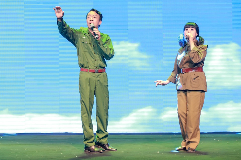 NSƯT Hồng Liên không ít lần nghẹn ngào khi hát về đời và nghề - 2 Nghệ sĩ Hồng Liên và nghệ sĩ Việt Hoàn cùng hóa thân thành những người lính Trường Sơn đông, Trường Sơn tây.