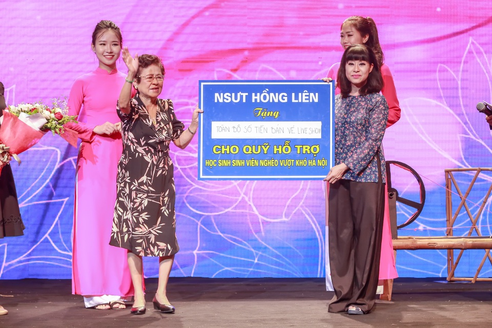 NSƯT Hồng Liên không ít lần nghẹn ngào khi hát về đời và nghề - 11 NSƯT Hồng Liên không ít lần nghẹn ngào khi hát về đời và nghề - 11