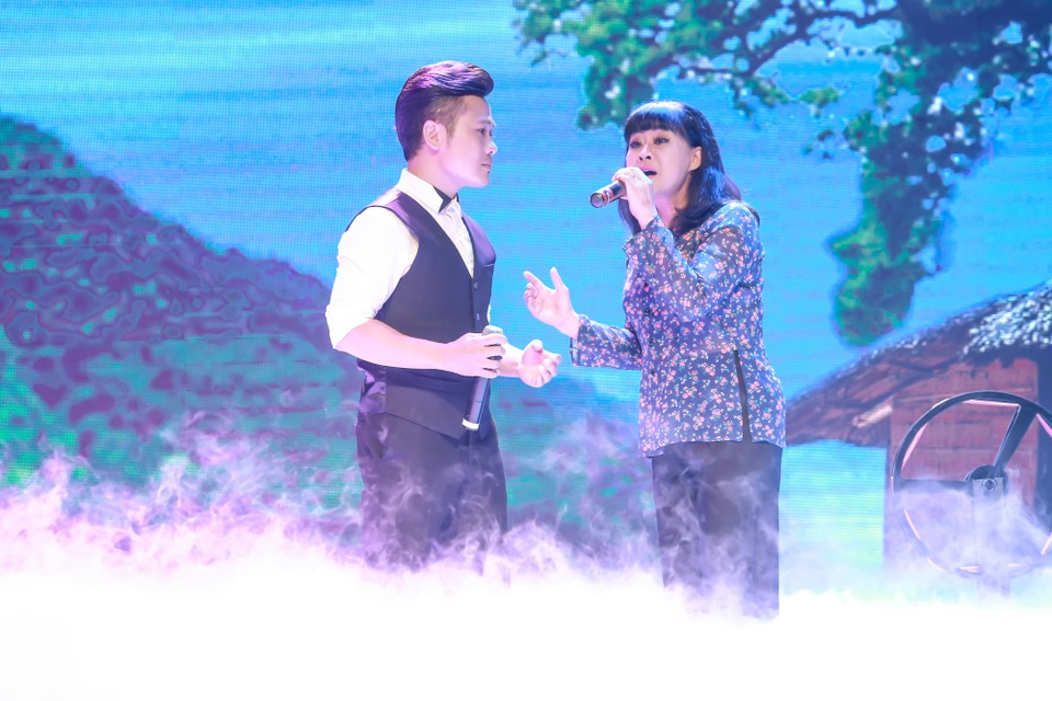 NSƯT Hồng Liên không ít lần nghẹn ngào khi hát về đời và nghề - 8 NSƯT Hồng Liên song ca cùng ca sĩ Ngọc Ký.