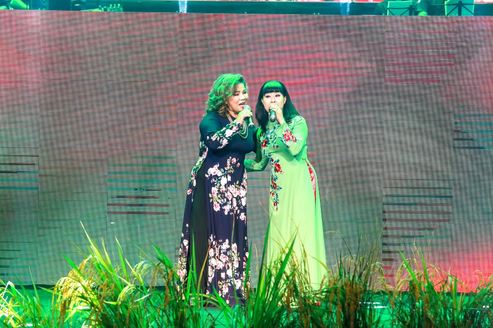 NSƯT Hồng Liên không ít lần nghẹn ngào khi hát về đời và nghề - 6 NSƯT Hồng Liên và NSND Thanh Hoa song ca bài Làng lúa, làng hoa.