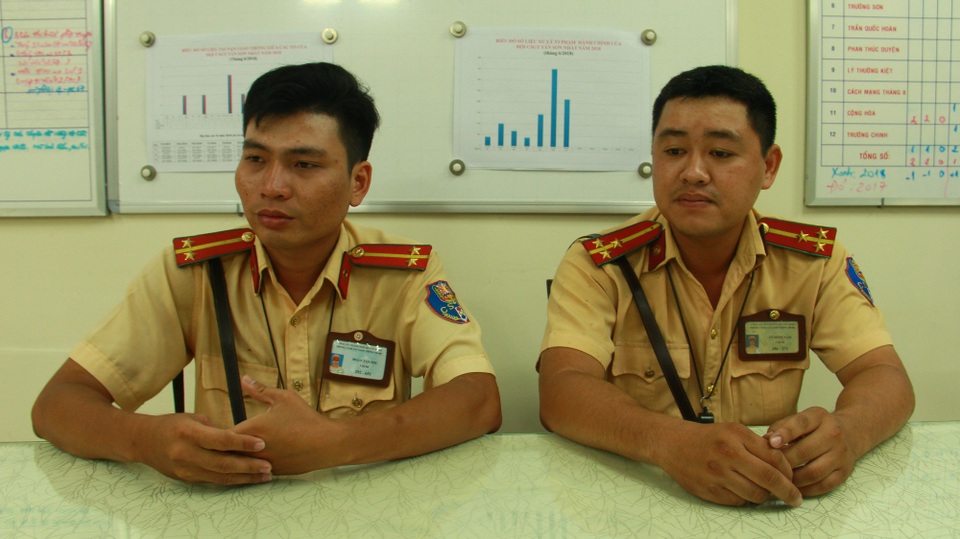 CSGT mở đường, vượt dòng xe ùn tắc đưa cháu bé đi cấp cứu - 3 Trung úy Đoàn Tấn Phú và Thượng úy Vũ Đình Nam cũng đã từng tham gia bắt cướp trên đường Hoàng Văn Thụ.