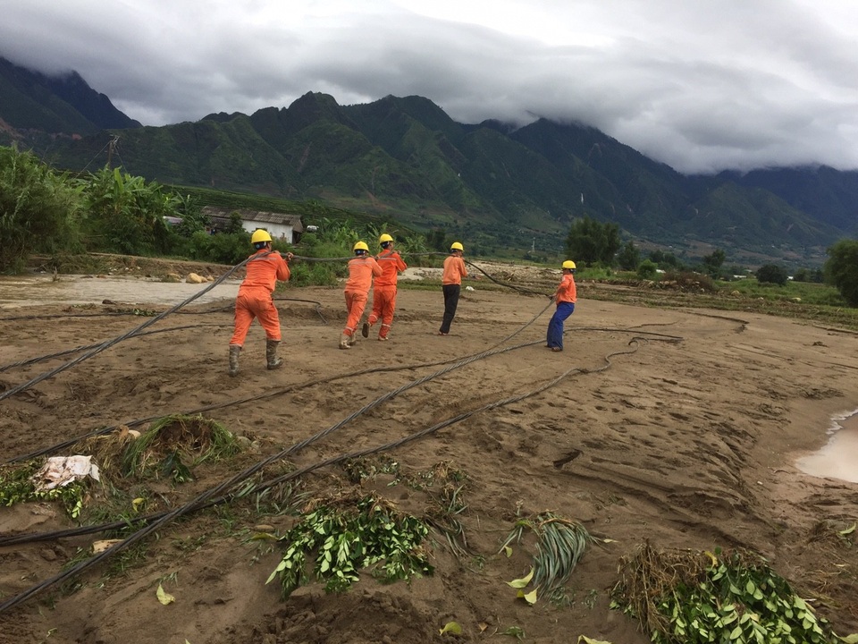 Khẩn trương khắc phục sự cố lưới điện sau mưa lũ tại miền Bắc - 7 Khẩn trương khắc phục sự cố lưới điện sau mưa lũ tại miền Bắc - 7