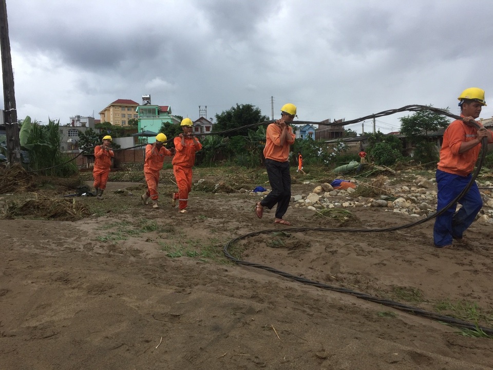 Khẩn trương khắc phục sự cố lưới điện sau mưa lũ tại miền Bắc - 8
Dự kiến ngày 28/6 tới, các sự cố về điện do mưa lũ sẽ được EVNNPC xử lý xong