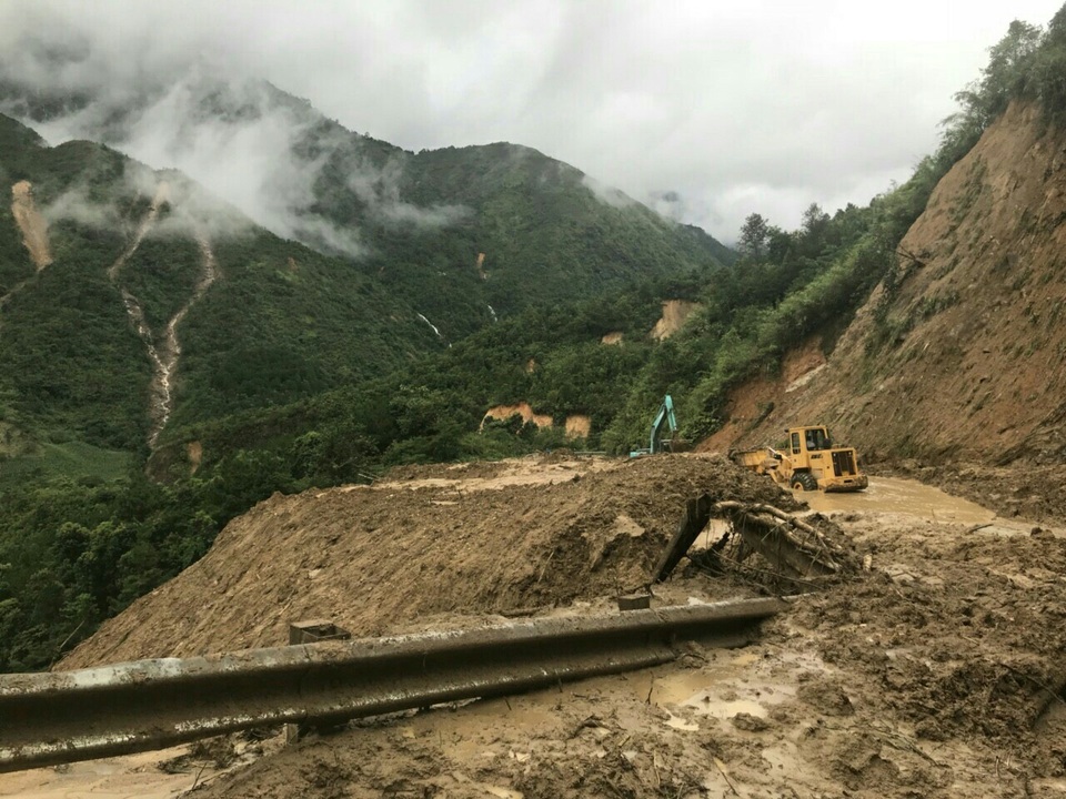 Khẩn trương giải phóng những tuyến đường đang bị mưa lũ "chôn vùi" - 2 Mưa lũ chôn vùi nhiều tuyến quốc lộ ở các tỉnh phía Bắc