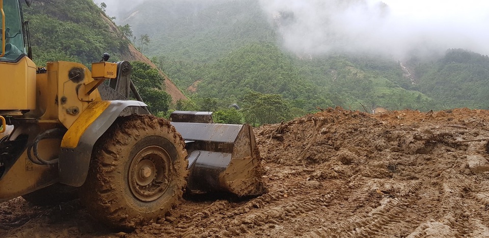 Khẩn trương giải phóng những tuyến đường đang bị mưa lũ "chôn vùi" - 1 Nhiều tuyến đường từ Sapa đi Lai Châu bị tê liệt