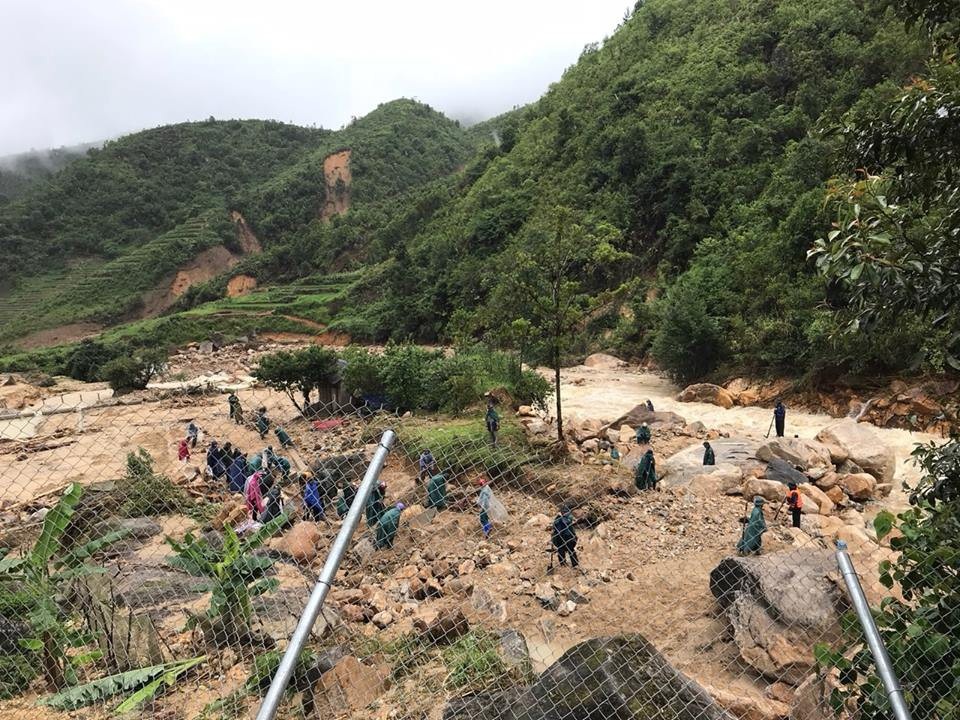 Khẩn trương giải phóng những tuyến đường đang bị mưa lũ "chôn vùi" - 3 Các lực lượng đang khẩn trương khắc phục hậu quả của mưa lũ