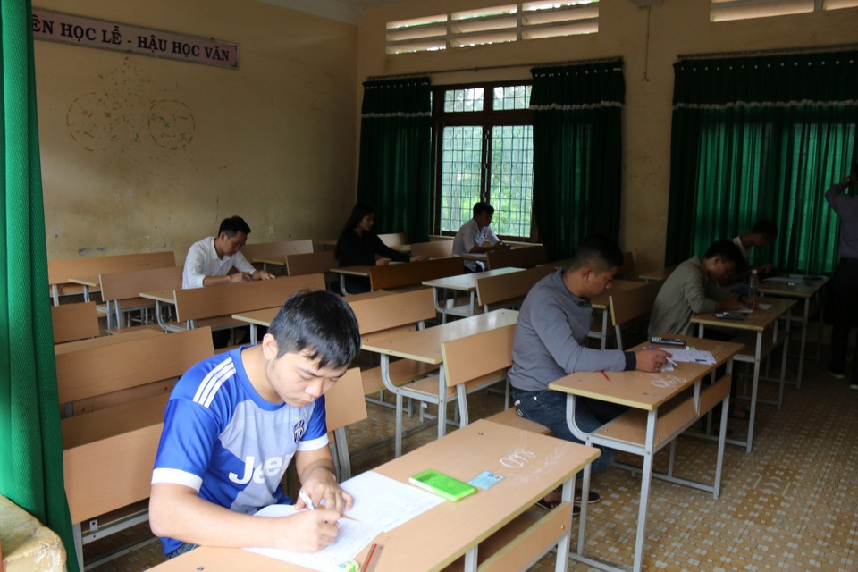Thí sinh đánh giá đề Lý, Hóa có tính phân loại cao, đề Sinh dài - 5
Tại một số phòng thi chỉ có 8 thí sinh dự thi tổ hợp KHTN. (Ảnh: Dương Phong)