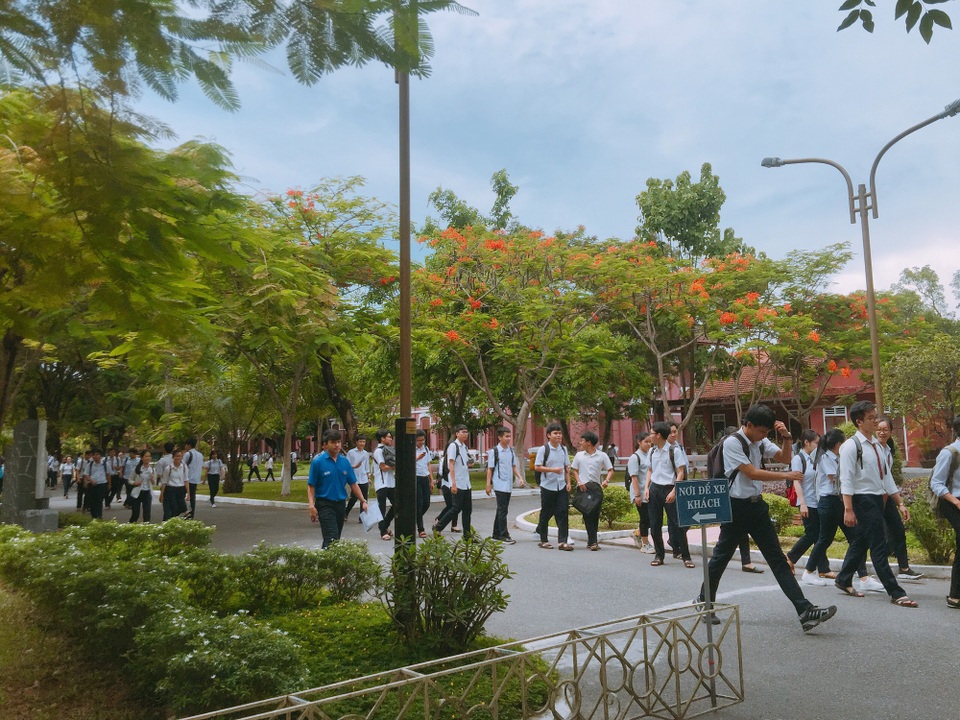 Thí sinh đánh giá đề Lý, Hóa có tính phân loại cao, đề Sinh dài - 12
Các thí sinh tại điểm thi THPT Hai Bà Trưng (TP Huế) kết thúc 3 môn tổ hợp sáng 26/6 (ảnh: Ngọc Quý)