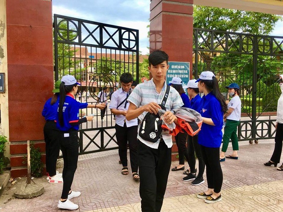 Thí sinh đánh giá đề Lý, Hóa có tính phân loại cao, đề Sinh dài - 13 Nhiều thí sinh tại Quảng Bình than đề của các môn tổ hợp Khoa học tự nhiên khó, có tính phân loại cao. (Ảnh Tiến Thành)