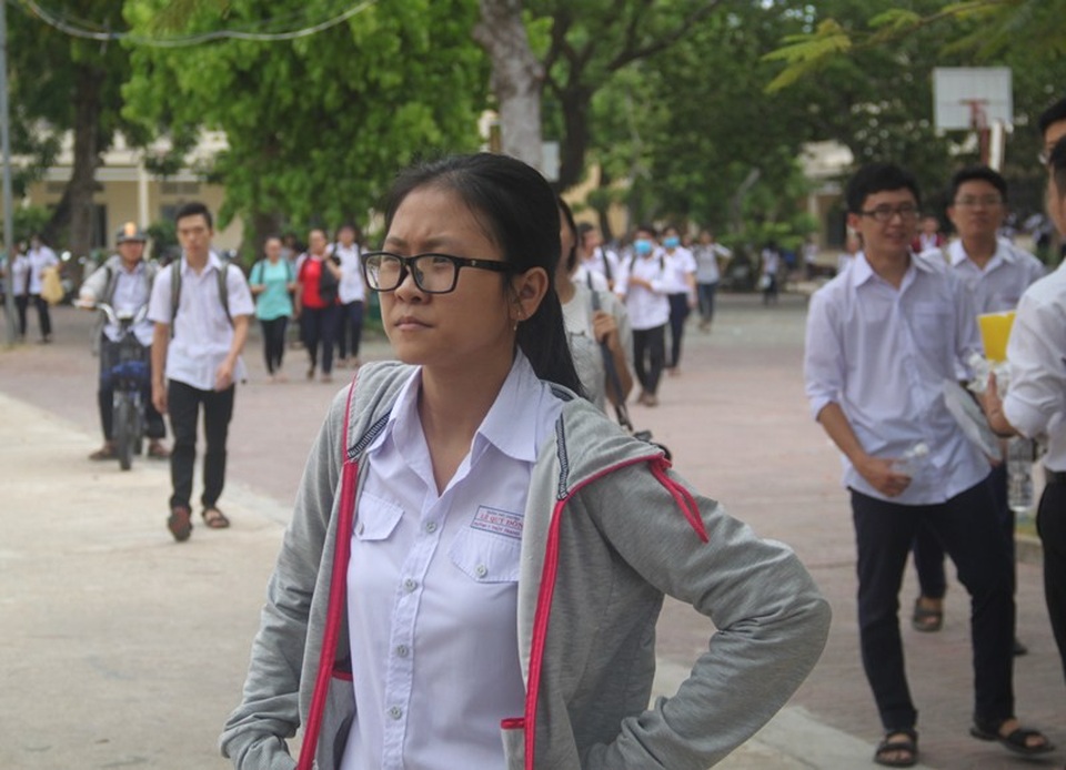 Thí sinh đánh giá đề Lý, Hóa có tính phân loại cao, đề Sinh dài - 17 Nhiều thí sinh tỏ vẻ đăm chiêu khi kết thức bài thi các môn tổ hợp khoa học tự nhiên (ảnh Doãn Công).