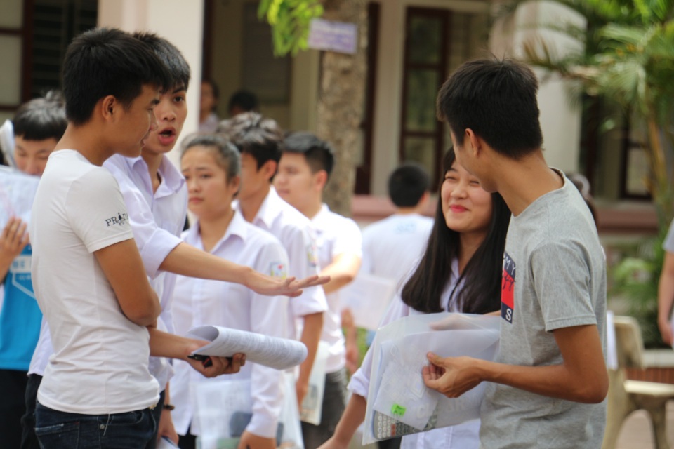 Thí sinh đánh giá đề Lý, Hóa có tính phân loại cao, đề Sinh dài - 19
Các thí sinh tranh luận sôi nổi sau buổi thi sáng nay. (Ảnh: Xuân Sinh)