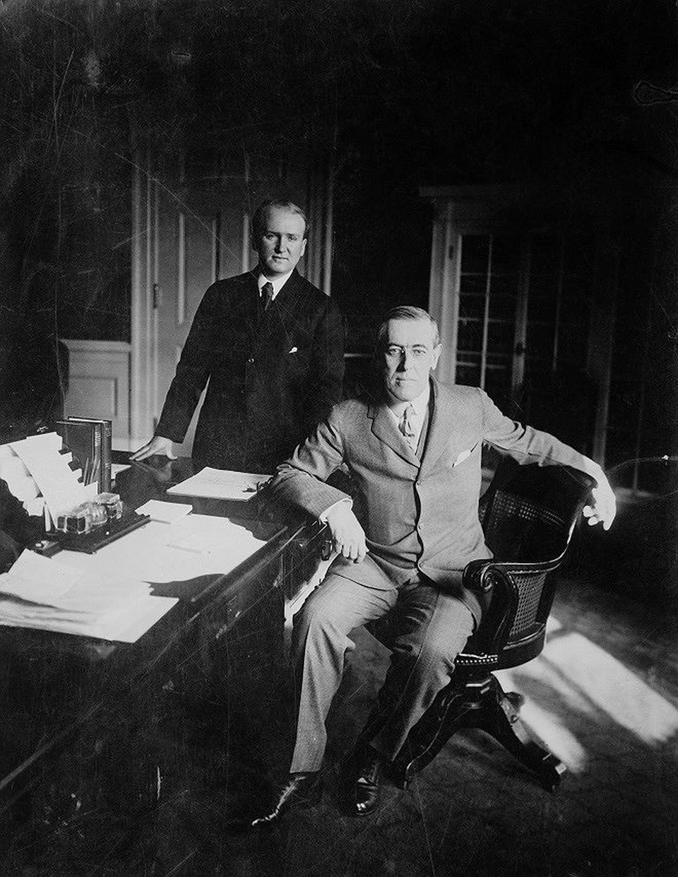 Chuyện gặp cấp cao của tổng thống Mỹ xưa nay - 1
Năm 1919, Woodrow Wilson (người ngồi) là tổng thống Mỹ đầu tiên có cuộc thượng đỉnh giữa Mỹ với các bên khác ở châu Âu và không thu được kết quả gì.