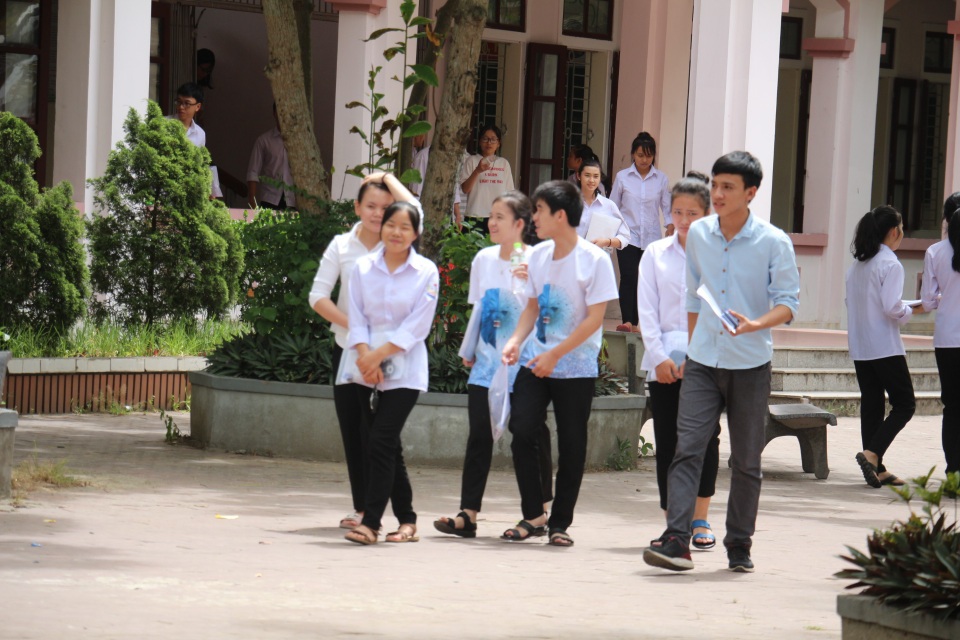 Đề Ngoại ngữ có độ phân hóa cao, thí sinh làm được khoảng 60% - 14
Ngày thi thứ 2 tại cụm thi Hà Tĩnh diễn ra an toàn, nghiêm túc. (Ảnh: Xuân Sinh)